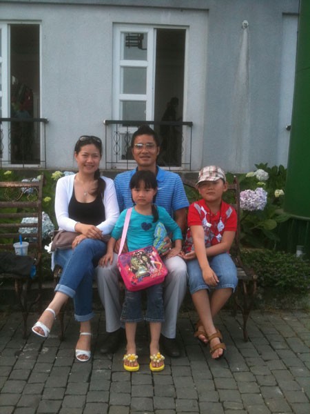Danh thủ Hồng Sơn có một gia đình êm ấm và hành phúc bên người vợ hiền và hai đứa con ngoan